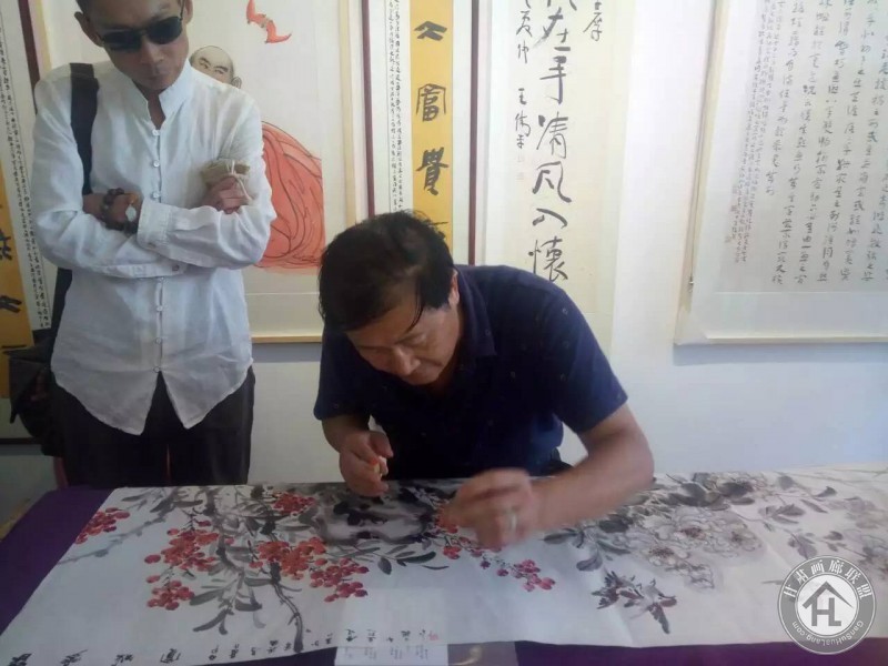 画家马兴瑞在上海参加笔会交流活动